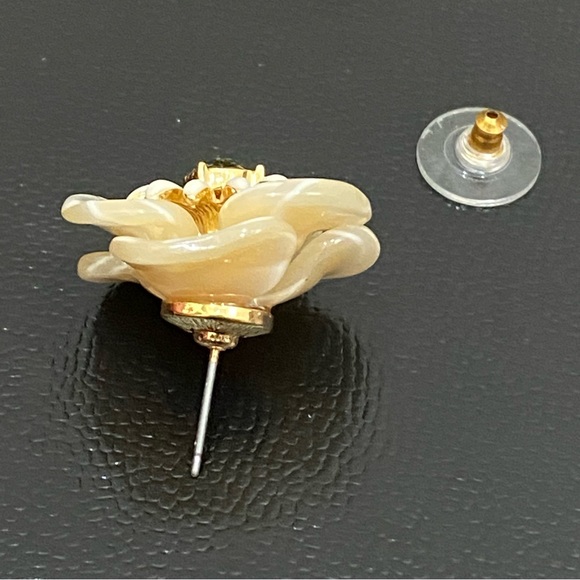 Unsigned Ivory Cream Swirl Resin CZ Center Flower Earrings - Picture 12 of 13